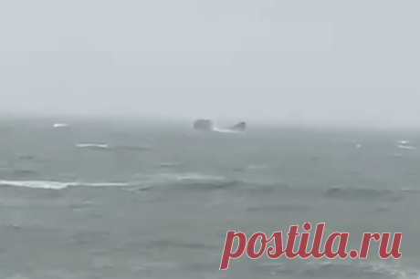 В Турции обнаружили тело моряка с затонувшего сухогруза Kafkametler. Поиски еще 11 членов экипажа судна продолжаются.