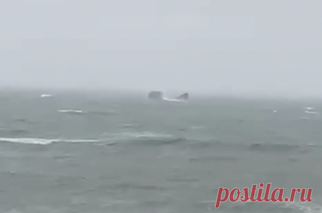 В Турции обнаружили тело моряка с затонувшего сухогруза Kafkametler. Поиски еще 11 членов экипажа судна продолжаются.