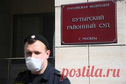 Угрожавшего жене военкора Коца россиянина отправили под домашний арест. Бутырский суд Москвы отправил под домашний арест Леонида Гутарова, угрожавшего жене военкора Александра Коца. Мера пресечения продлится до 7 января. Гутарова обвиняют по статье 137 («Нарушение неприкосновенности частной жизни») УК РФ. По данным следствия, он за вознаграждение занимался сбором информации о военкоре.