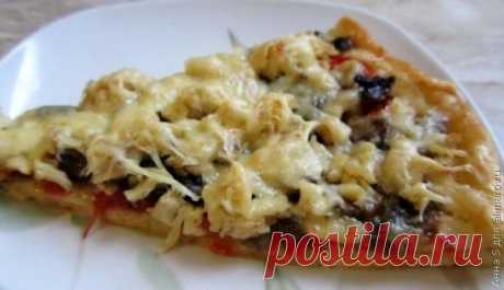 Пицца с грибами и курицей на тонком тесте