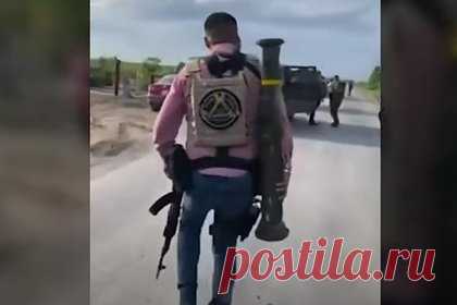 Поставляемый Киеву ПТРК Javelin заметили у мексиканского наркокартеля. У мексиканского боевика заметили американский противотанковый ракетный комплекс (ПТРК) FGM-148 Javelin, который США массово поставляли Киеву, сообщает Milenio. На опубликованных кадрах видно мужчину в бронежилете с логотипом Los Escorpiones. В руках он несет автомат АК-47, а на плече у него висит американский ПТРК.