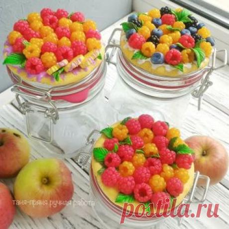 Снова пятница за окном, а на окне стеклянные баночки с декором из полимерной глины 😍
В таких баночках  удобно и красиво  хранить чай, кофе, орехи, варенье, сухие завтраки и т.п.
-----------------
Банка с декором 500мл. 1000руб /есть 2шт -----------------
Банка с декором 250мл. 850руб
******
Три сразу за 2500+ ваша доставка
#вкуснаябанка #длякухни  #дляваренья  #ручнаяработанн  #сделанослюбовью