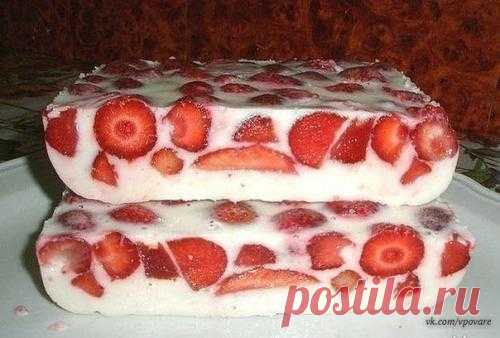 10 десертов с клубникой без выпекания! 1. клубничный десерт. Ингредиенты: ? 3. ст. л. желатина 1 ст. Воды;. 0, 5 л. сметаны 1 ст. Сахара ванилин;. Клубника (можно банан или киви). Приготовление: Желатин залить водой и отставить. Сметану см...