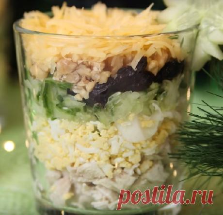 Слоёный салат «Негреско» с курицей и черносливом - Кулинария