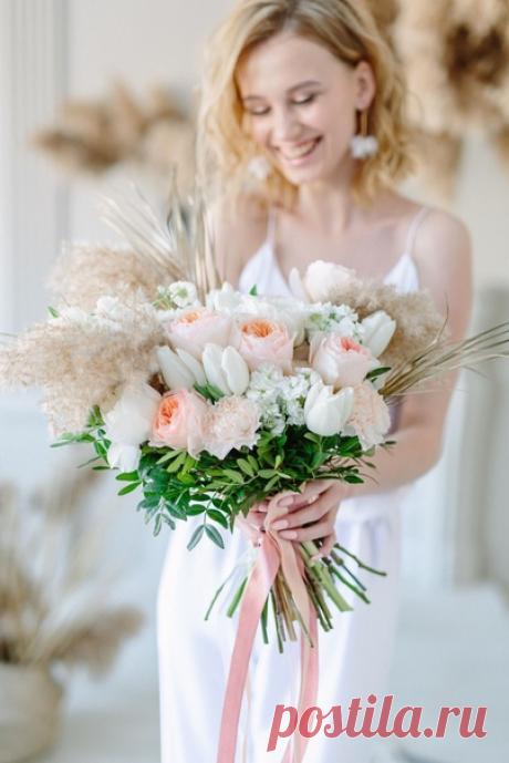 Очарование этой съемки - в ее естественности, минимализме декораций и искренности чувств 💕 Фотограф: соколовфото.рф Декор и флористика: Организация, полиграфия: Анна Соколова Макияж: Платье: Букет невесты: Прическа: