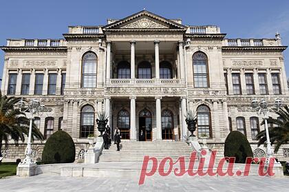 Делегация из России прибыла на переговоры с Украиной во дворец в Стамбуле. Российская делегация прибыла на переговоры с Украиной во дворец Долмабахче. Ранее президент Турции Реджеп Тайип Эрдоган сообщал, что перед двусторонними переговорами состоится короткая трехсторонняя встреча. Самолет с российской делегацией приземлился в Стамбуле 28 марта.