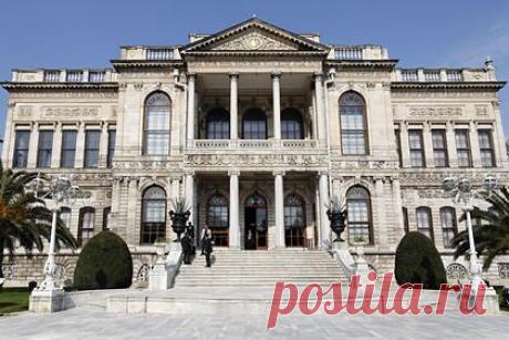 Делегация из России прибыла на переговоры с Украиной во дворец в Стамбуле. Российская делегация прибыла на переговоры с Украиной во дворец Долмабахче. Ранее президент Турции Реджеп Тайип Эрдоган сообщал, что перед двусторонними переговорами состоится короткая трехсторонняя встреча. Самолет с российской делегацией приземлился в Стамбуле 28 марта.