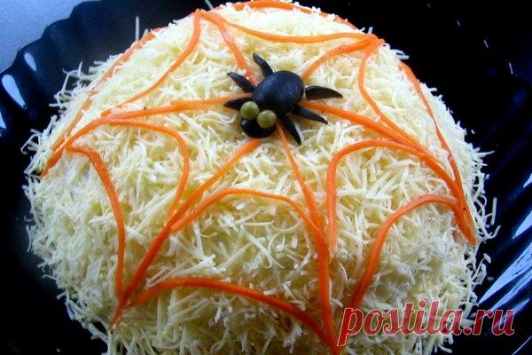 Слоеный салат «Паутинка» с курицей