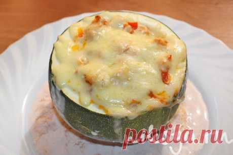 Кабачки, фаршированные курицей с овощами под сливочно-томатным соусом
