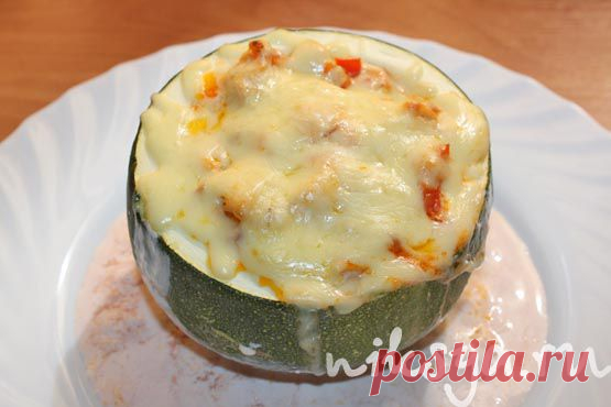 Кабачки, фаршированные курицей с овощами под сливочно-томатным соусом