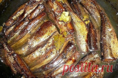Скажу сразу, по вкусу получается ну ни капли не отличимо от магазинных шпрот. 
1 кг рыбы (килька, мойва). 
Для заливки на 1 кг рыбы: 
2 горсти луковой шелухи (она дает и цвет и подкопченый вкус. И заметьте, без всякого копчения, жидкого дыма и канцерогенов!), 
1 столовая ложка соли, 
1 чайная сахара,
1 стакан очень крепкой чайной заварки, 
неполный стакан растительного масла,
7 лавровых листьев, несколько горошин черного перца.
Рыбку необходимо почистить и промыть, убрать ...