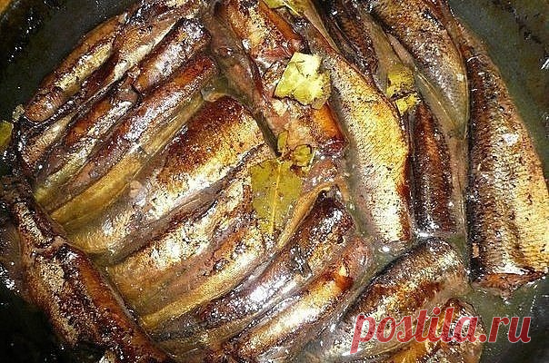 Скажу сразу, по вкусу получается ну ни капли не отличимо от магазинных шпрот. 
1 кг рыбы (килька, мойва). 
Для заливки на 1 кг рыбы: 
2 горсти луковой шелухи (она дает и цвет и подкопченый вкус. И заметьте, без всякого копчения, жидкого дыма и канцерогенов!), 
1 столовая ложка соли, 
1 чайная сахара,
1 стакан очень крепкой чайной заварки, 
неполный стакан растительного масла,
7 лавровых листьев, несколько горошин черного перца.
Рыбку необходимо почистить и промыть, убрать ...