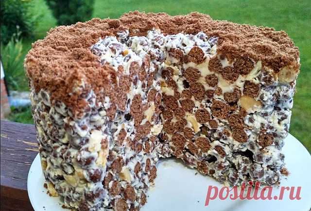 Простой и быстрый торт

По вкусу десерт очень напоминает торт «Полет» с безе и орехами. Использовать мы будем всего 4 ингредиента, а в итоге получим невероятно красивый и очень вкусный десерт. Невероятно хрустящий торт готовится на скорую руку: на раз, два, три.
Хулиганский хрустящий торт без выпечки за 2 минуты

Ингредиенты и способ приготовления смотрите на нашем сайте http://happyrecipe.ru/recipes/91129/prostoj-i-bystryj-tort.html?t=1100