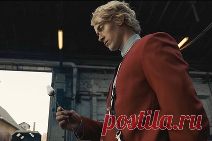 Вышел официальный трейлер приквела фильма «Голодные игры». Компания Lionsgate опубликовала полноценный трейлер фильма «Голодные игры: Баллада о змеях и певчих птицах». Сюжет «Баллады о змеях и певчих птицах» расскажет о событиях, произошедших за 64 года до начала первых «Голодных игр». Приквел франшизы расскажет историю главного антагониста киносаги — молодого Кориолана Сноу.