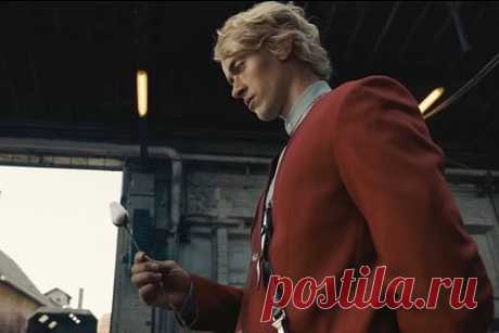 Вышел официальный трейлер приквела фильма «Голодные игры». Компания Lionsgate опубликовала полноценный трейлер фильма «Голодные игры: Баллада о змеях и певчих птицах». Сюжет «Баллады о змеях и певчих птицах» расскажет о событиях, произошедших за 64 года до начала первых «Голодных игр». Приквел франшизы расскажет историю главного антагониста киносаги — молодого Кориолана Сноу.