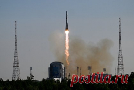 Предприятие «Роскосмоса» запланировало выпускать по спутнику в неделю. Предприятие «Роскосмоса» — российская компания «Решетнев» — запланировала выпускать по спутнику в неделю. Об этом со ссылкой на соответствующие материалы сообщает ТАСС. Речь идет о космических аппаратах «Гонец-М1» и «Скиф» массой от 100 до 1000 килограммов, выпуск которых будет поставлен на поток.