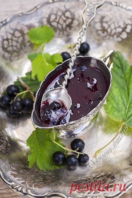 Черная смородина, протертая с сахаром (холодное варенье).