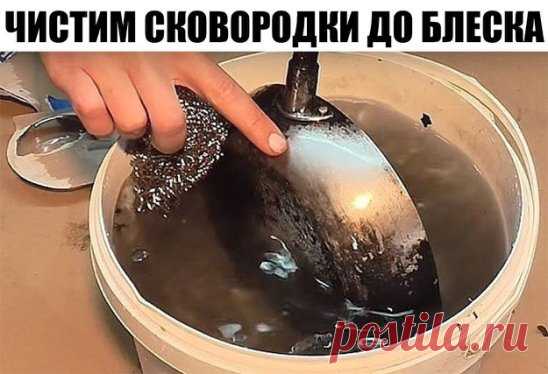 ЧИСТИМ СКОВОРОДКИ ДО БЛЕСКА!!!
Ингредиенты:
1/2 чашки соды
1 чайная ложка жидкости для мытья посуды
2 столовые ложки перекиси водорода
Смешиваем до тех пор, пока не станет похоже на взбитые сливки (при необходимости доливаем еще перекиси), наносим на грязную поверхность и оставляем минут на 10.
После этого берем жесткую губку, хорошенько трем и смываем всё!
Всё просто, чисто, и безопасно!