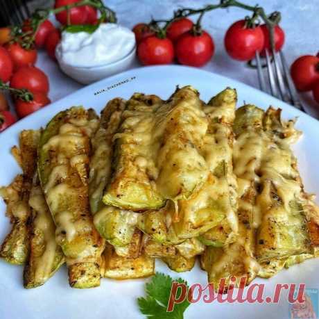 Простой, вкусный и быстрый вариант приготовления кабачков.
⠀
КБЖУ на 100 грамм = 158,6/5,1/13,4/4,4
⠀
Ингредиенты:
Кабачки 500 грамм
Оливковое масло 40 мл
Сыр 45% 100 грамм
Паприка, итальянские травы, соль
⠀
1. Кабачки нарезаем пластинками.
2. Соединяем масло, соль (не пересолите, сыр соленый), травы и паприку.
3. Кабачки выкладываем на противень, застеленный пергаментом, смазываем маслом со специями и отправляем в духовку на 30 минут при 180 градусах.
4. Посыпаем тертым с...