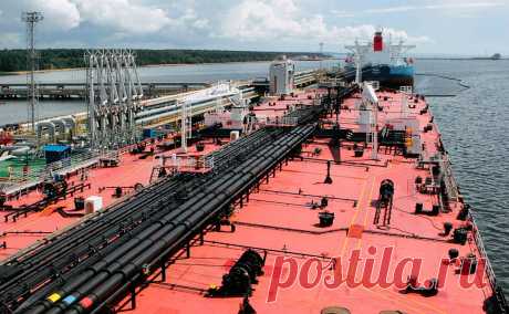 Индия продолжила покупать нефть из России вопреки угрозам США. В Индию продолжают поступать миллионы баррелей нефти из России, хотя анонсированное время введения Трампом пошлин против Нью-Дели из-за этого все ближе