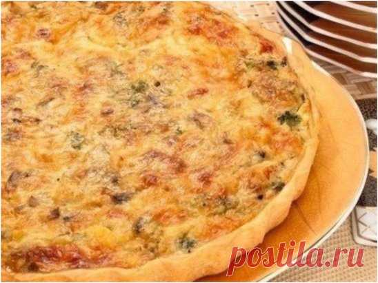 Сметанник с курицей и грибами 
Очень вкусно! 
Ингредиенты:
-Курица приготовленная, филе – 500 г
-Сыр – 300 г
-Яйцо – 3 шт
-Грибы приготовленные (можно консервированные) – 2 горсти
-Сметана – 500 г
-Мука – 1 стакан
-Разрыхлитель – 2 ч.л.
-Зелень – 1 пучок
-Кунжут - 1 горсть
-Соль, молотый перец
Приготовление:
Для теста слегка взбить яйца, смешать со сметаной. Посолить и поперчить. Добавить муку и замесить тесто. Должно получиться довольно жидкое тесто. Оставьте тесто на 30 минут.
За это время