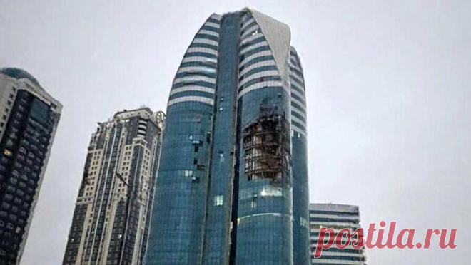 Опубликовано видео с последствиями предполагаемой атаки БПЛА на Грозный. Последствия взрыва в комплексе "Грозный-Сити" в Чечне, произошедшего после предполагаемой атаки украинского беспилотного летательного аппарата (БПЛА), сняли на видео. Записи опубликовал Telegram-канал "Военкоры Русской ...