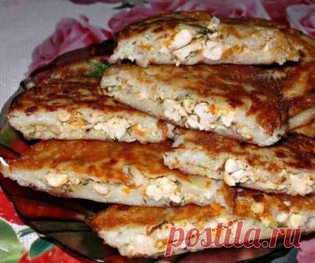 Колдуны картофельные с мясом
Ингредиенты:
Растительное масло для жарки
Картофель — 10 Штук
Яйцо — 2 Штуки
Репчатый лук — 2 Штуки
Морковь-1 шт
Перец и соль — По вкусу
Мясо — 200 Грамм
Мука — 2 Ст. ложки
Чеснок — 3 Дольки
Сметана 2-3 ст.л
Приготовление:
1. В первую очередь очищаем чеснок,морковь и лук.Чеснок выдавливаем через чесночницу,лук и филе нарезаем не большими кубиками,морковь трём на тёрки .
2. Теперь готовим начинку,лук,морковь и кусочки филе,обжариваем на растительном масле,добавляем че