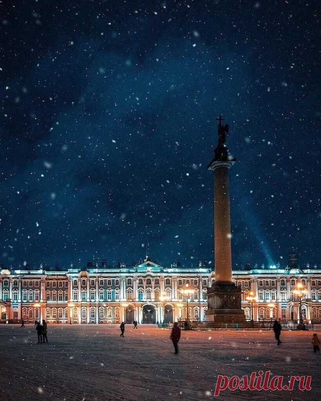 Ах, эта зимняя тоска,
Ах, это небо без просветов.
Здесь на роскошных парапетах
Застыли прежние века.
Наверно, Божьи якоря
Свели когда-то в бухте бурной
Царя с душою Петербурга
И Петербург с душой царя.
Века уплыли, не спеша.
Царя давно уж нет на свете.
А град стоит,
А град бессмертен.
И в граде прежняя душа.
И город правит прежний бал,
Где гром Преображенских маршей,
И тяжесть поступи монаршей…
И кажется, что день вчерашний
Навеки нынешний попрал.
С дворцовой площади толпа...