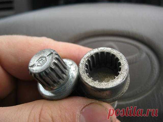 Как открутить болты секретки при потере или поломке ключа? 
Вы решили защитить автомобиль не только с помощью сигнализации, но и поставив на колеса болты секретки. А потом ключ от них куда-то запропастился или даже сломался при очередном шиномонтаже. Что же д…