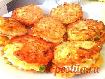 Кабачковые оладьи с сырной начинкой.