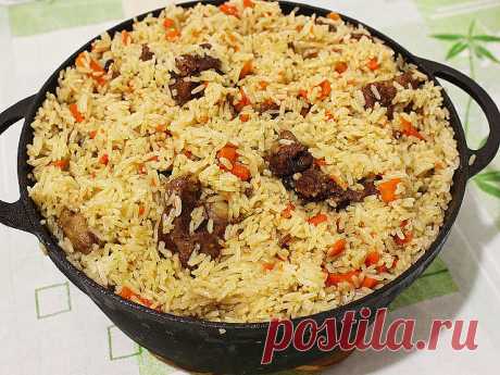 Секреты вкусного плова 

* Морковь нужно резать длинной соломкой и ни в коем случае не тереть. Не бойтесь переборщить с длиной, чем длиннее соломка, тем вкуснее плов. 

* Лучшая посуда для плова — толстая чугунная кастрюля, глубокая и толстая сковорода, чугунный казан. В любом варианте – с плотно прилегающей крышкой.

* Соль и специи лучше всего добавлять в середине приготовления зирвака (так восточные народы называют «заправку» из мяса, моркови и лука). 

* как бы вам не ...