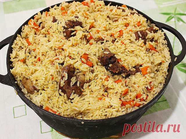 Секреты вкусного плова 

* Морковь нужно резать длинной соломкой и ни в коем случае не тереть. Не бойтесь переборщить с длиной, чем длиннее соломка, тем вкуснее плов. 

* Лучшая посуда для плова — толстая чугунная кастрюля, глубокая и толстая сковорода, чугунный казан. В любом варианте – с плотно прилегающей крышкой.

* Соль и специи лучше всего добавлять в середине приготовления зирвака (так восточные народы называют «заправку» из мяса, моркови и лука). 

* как бы вам не ...