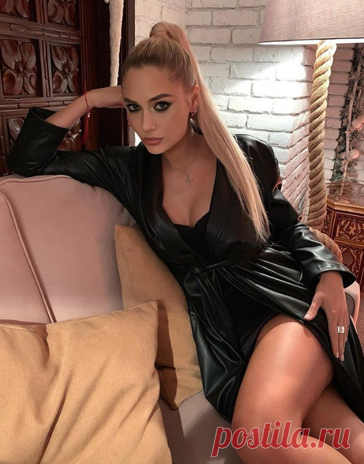 Наталья Рудова сделала дерзкий макияж и сильно изменилась 37-летняя Наталья Рудова поделилась с подписчиками новым фото. Для кадра актриса позировала в черном плаще поверх платья мини. Макияж артистки был выполнен с акцентом на глаза и оказался очень дерз…