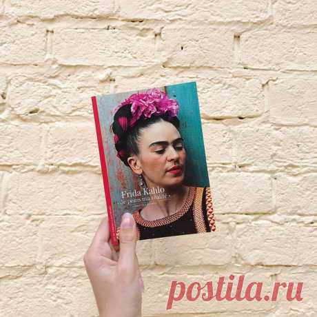 Совсем скоро мы переведем эту маленькую книжечку на русский язык, завернем в твердую обложку и сделаем странички из плотной качественной бумаги, чтобы взяв ее в руки, вы на ощупь могли понять: «Это МИФовская книга». ⠀ Это вторая книга в серии «Биография искусства» и мы посвятили ее Фриде. ⠀ Фрида Кало очень рано узнала, что такое страдание. В детстве она перенесла полиомиелит, а в восемнадцать лет попала в страшную аварию. Полученные травмы во многом определили ее последующую жизнь и оставили…