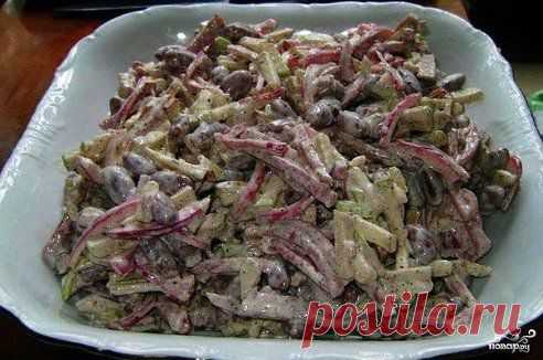 Вкусный салат с копченной колбасой

Ингредиенты и приготовление:

Очень простой в приготовлении и вкусный салатик.
Трем на крупной терке сырую морковь,
сыр твердых сортов,
режем соломкой полукопченую колбасу,
добавляем консервированную кукурузу,
несколько зубчиков чеснока,
заправляем майонезом.

Желательно этот салат не солить, так как сыр соленый, колбаса, майонез. Достаточно соли,содержащейся в них.