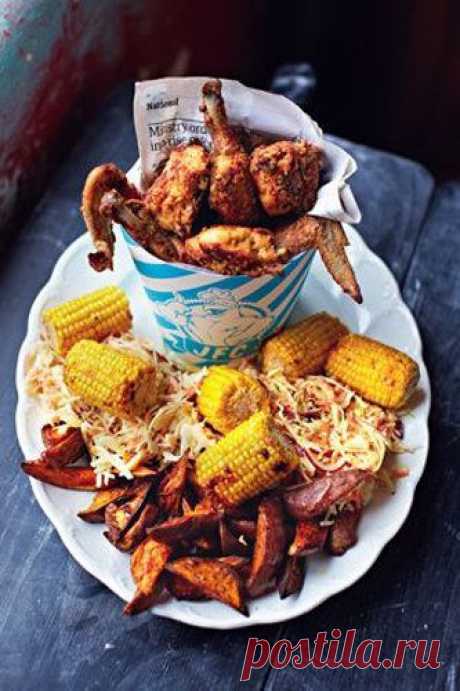 Курица в духовке рецепт JFC (Jamie’s Fried Chicken)

От Джейми - курица в духовке рецепт его &quot;фирменный!

Кто не любит курицу, зажаренную в панировке? - Джейми знает по опыту, что эта еда любима многими, но если купить готовое блюдо, то это очень дорого... Вот он и решил приготовить курочку в панировке, что получилось намного дешевле и вкуснее, чем покупная!

А если блюдо дополнить салат из капусты и гарниром из овощей - это будет еще и полезно!