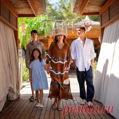 Екатерина Климова опубликовала в личном блоге новые фото своих детей — 19-летнего Матвея, 17-летнего Корнея и девятилетней Беллы. Актриса поделилась новыми снимками в честь дня рождения Корнея.