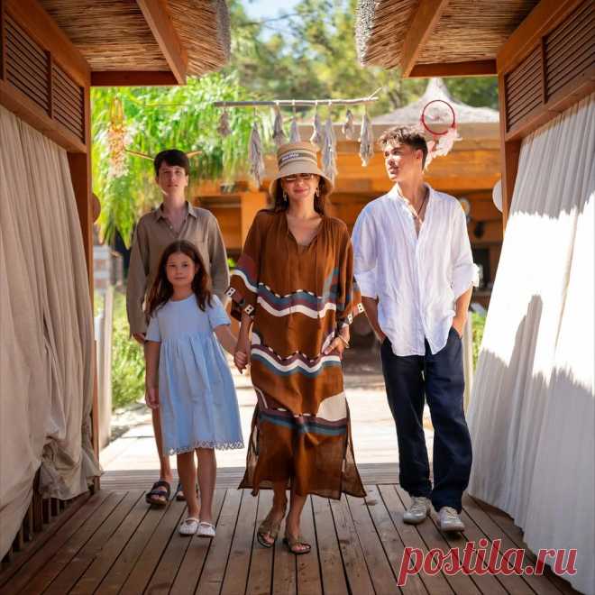 Екатерина Климова опубликовала в личном блоге новые фото своих детей — 19-летнего Матвея, 17-летнего Корнея и девятилетней Беллы. Актриса поделилась новыми снимками в честь дня рождения Корнея.