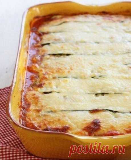 Лазанья из кабачков с курицей
Итого на 100 грамм 86 ккал
Б/Ж/У 7.5 / 4.8 / 3.4
ИНГРЕДИЕНТЫ:
кабачок 500 г
помидоры 200 г
сыр творожный 150 гр
вареное куриное филе 200 гр
перец болгарский 80 г
укроп 20 г
чеснок – 1 зубчик
масло оливковое 2 ч л
соль мелкая морская – по вкусу
тертый маложирный сыр 50 г
РЕЦЕПТ:
Кабачки очистить и нарезать тонкими пластинами. Перец очистить от мемя и порезать соломкой. Вареную куриную грудку нарезать тонкими ломтиками.
Приготовить сырный крем. Смешать