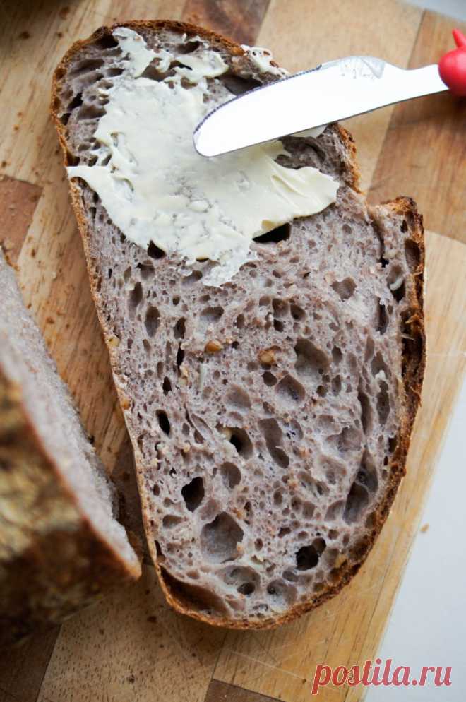 Цельнозерновой хлеб с луком и грецким орехом