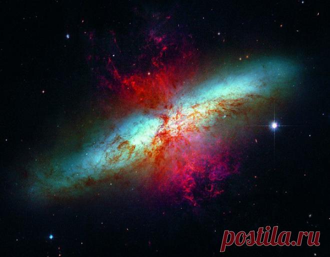 8. Такой четкий снимок с широкоугольного объектива галактики M82 был произведен впервые. Эта галактика примечательна ярко-голубым диском, сетью рассеянных облаков и огненными струями водорода, исходящими из ее центра
