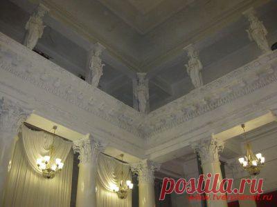 Дворянское собрание. Здание было построено для собрания губернского дворянства на средства тверских дворян в 1841—1842 гг. (проект губернского архитектора И.Ф.Львова).  Известно, что изначально, на первом этаже находились малая танцевальная зала, буфетная и диванная. | В колонном зале | tverplanet.ru