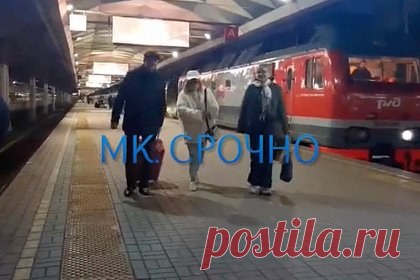 Вернувшаяся в Россию Пугачева попала на видео. Вернувшуюся в Россию эстрадную певицу Аллу Пугачеву заметили на Ленинградском вокзале в Москве. Отмечается, что кадры были сняты рано утром. Поезд, на котором артистка вернулась в город, прибыл из Пскова. На видео Пугачева идет вдоль платформы в сопровождении двух людей.