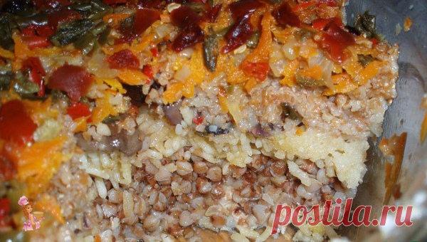 Каша *Монастырская* просто объедение
Это самая полезная и вкусная каша.которую я когда-либо ела.Она имеет очень оригинальный вкус, да и аромат данное блюдо имеет просто неимоверный.Я уверена что все, кто хоть раз попробует данное блюдо, обязательно попросит приготовить его ещё. Нежное рассыпчатое ассорти каш в сочетании с куриным мясом и грибами – это настоящий кулинарный шедевр.  

Ингредиенты:

· Гречка - 250 грамм;
· Пшеничная крупа - 250 грамм;
· Рис - 250 грамм;
· Куриная грудка - 1 штука;