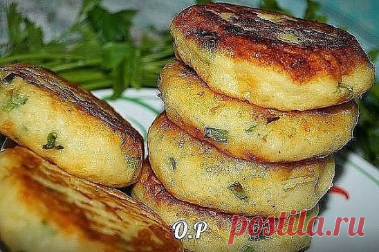 Картофельные биточки с луком и сыром.
Для приготовления потребуется:
картофель- 1 кг
яйца- 2 шт
мука- 0,5 стакана
зелёный лук-небольшой пучок
сыр- 30гр
соль- по вкусу
растительное масло - для жарки
Картофель очистить и отварить в подсоленной воде до готовности,минут 40 и более, воду слить и слегка остудить отварной картофель, размять в однородное пюре и полностью остудить.
Сыр натереть на мелкой тёрке,зелёный лук мелко нарезать.
В подготовленное пюре добавить яйца и муку и перемешать до однород