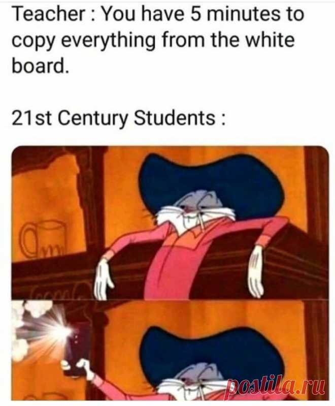На этой фотографии учитель говорит, что у вас есть 5 минут, чтобы скопировать все с белой доски, но новое поколение - друг мобильного телефона, поэтому они использовали мобильный телефон, и за одну секунду весь материал копировался на фотографию.