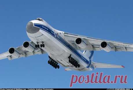 Ан-124 «Руслан» создавался в первую очередь для воздушной транспортировки мобильных пусковых установок межконтинентальных баллистических ракет,  для проведения крупномасштабных десантных воздушных перевозок личного состава и тяжёлой боевой техники  и для крупнотоннажных перевозок в интересах н/х  . 

 Первый полёт   совершил 24 декабря 1982 года в Киеве. На вооружение военно-транспортной авиации СССР самолёт поступил в январе 1987 года, всего было построено 56 машин.