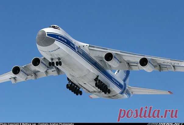 Ан-124 «Руслан» создавался в первую очередь для воздушной транспортировки мобильных пусковых установок межконтинентальных баллистических ракет,  для проведения крупномасштабных десантных воздушных перевозок личного состава и тяжёлой боевой техники  и для крупнотоннажных перевозок в интересах н/х  . 

 Первый полёт   совершил 24 декабря 1982 года в Киеве. На вооружение военно-транспортной авиации СССР самолёт поступил в январе 1987 года, всего было построено 56 машин.