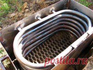 Бассейны по конструкции разделяют на три основных вида: стационарные, сборно-разборные, гидромассажные СПА.  
Стационарные – самые прочные и долговечные, как правило, с чашей из железобетона, установленной на фундамент в специально вырытый котлован.
Гидромассажные – это те же стационарные бассейны, только дополненные лечебно-массажными функциями.
А сборно-разборные – название говорит само за себя – предназначены для тех, кто любит перемены в интерьере. Переноси куда хочешь, даже на лужайку сво