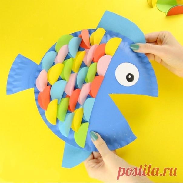 Поделки из бумаги и картона. симпатичная рыбка из одноразовой картонной тарелки и цветной бумаги. — Поделки с детьми
